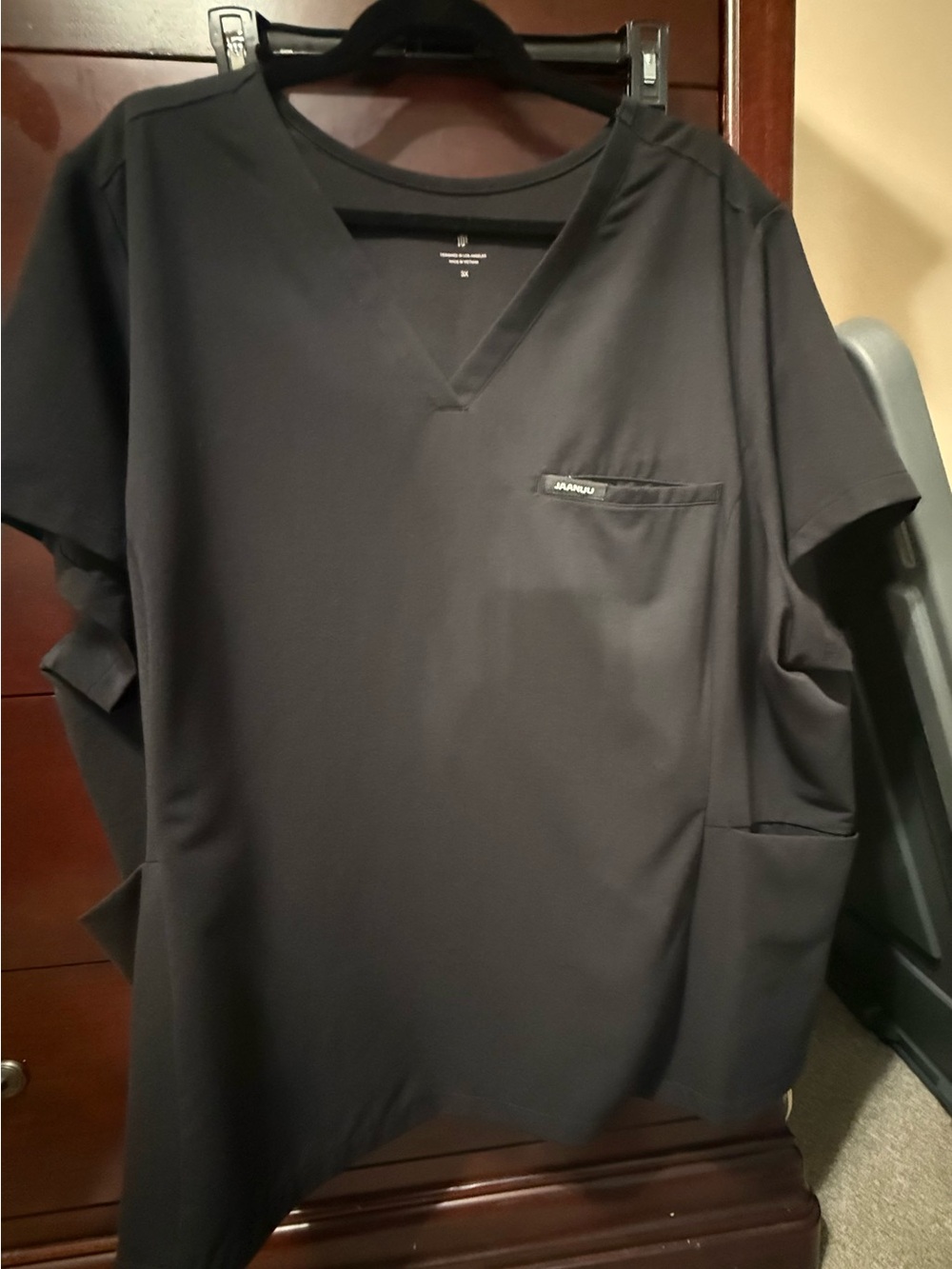 NWOT- JAANUU Women’s Black V-Neck 3-Pocket Scrub Top | Size: 3X - Picture 2 of 7